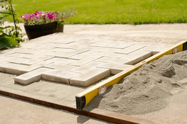 Comment faire une allée de garage en pavé : guide pratique