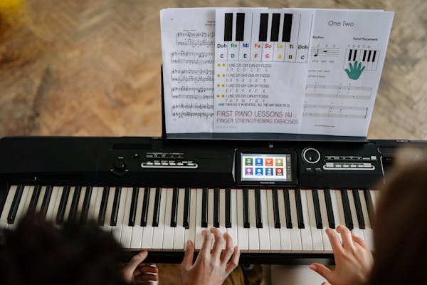 Maîtrisez le piano à domicile avec des cours sur mesure